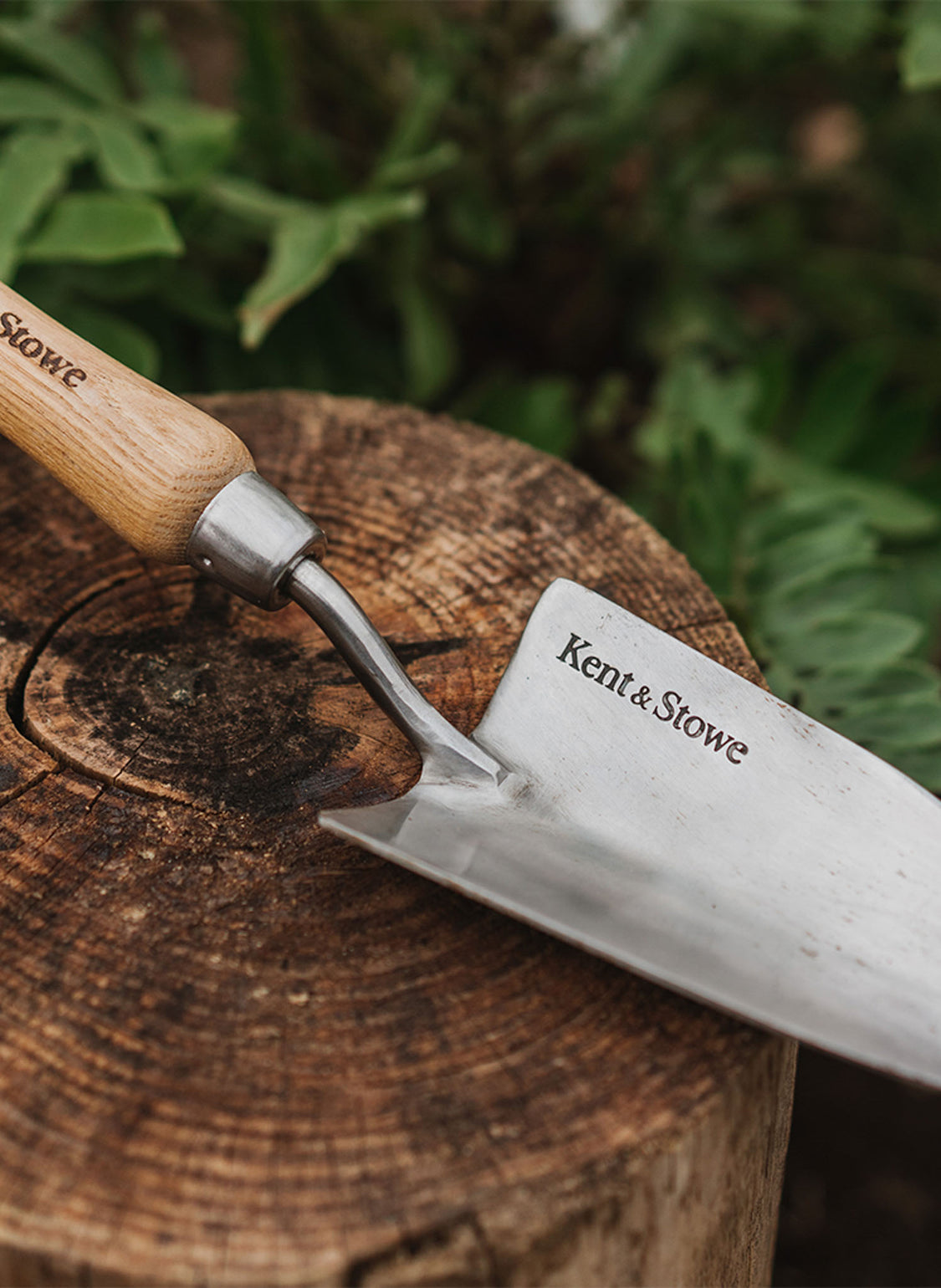 files/stainlesssteelhandtrowel_kentandstowe_70100077_0070_a_lifestyle.jpg